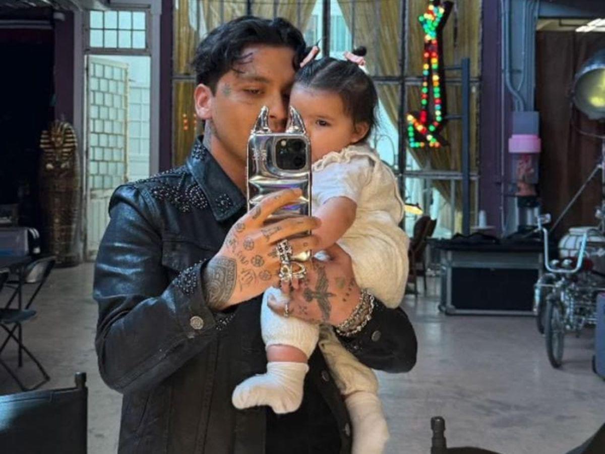 La foto con la que Christian Nodal se autofestejó su primer Día del Padre