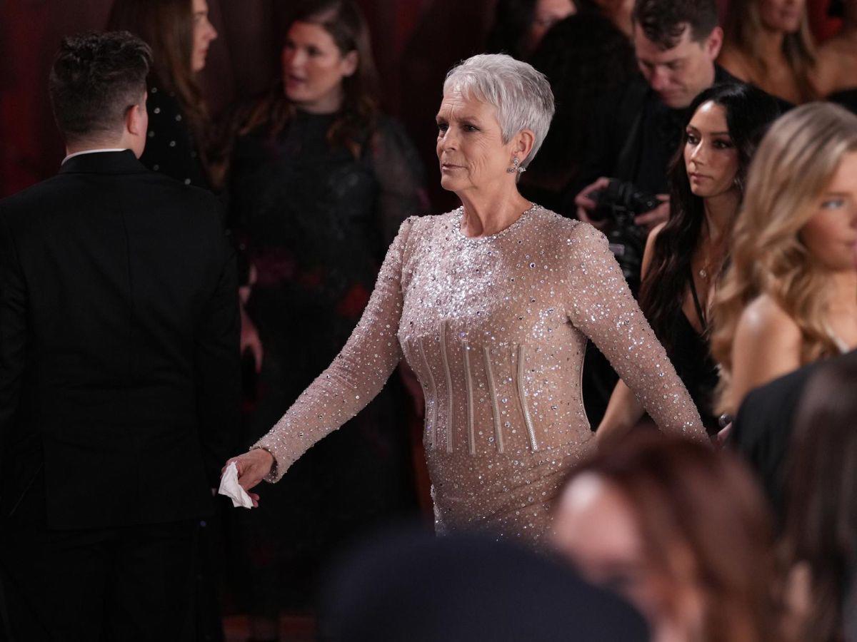 Jamie Lee Curtis celebra por lo alto el primer Emmy de su trayectoria