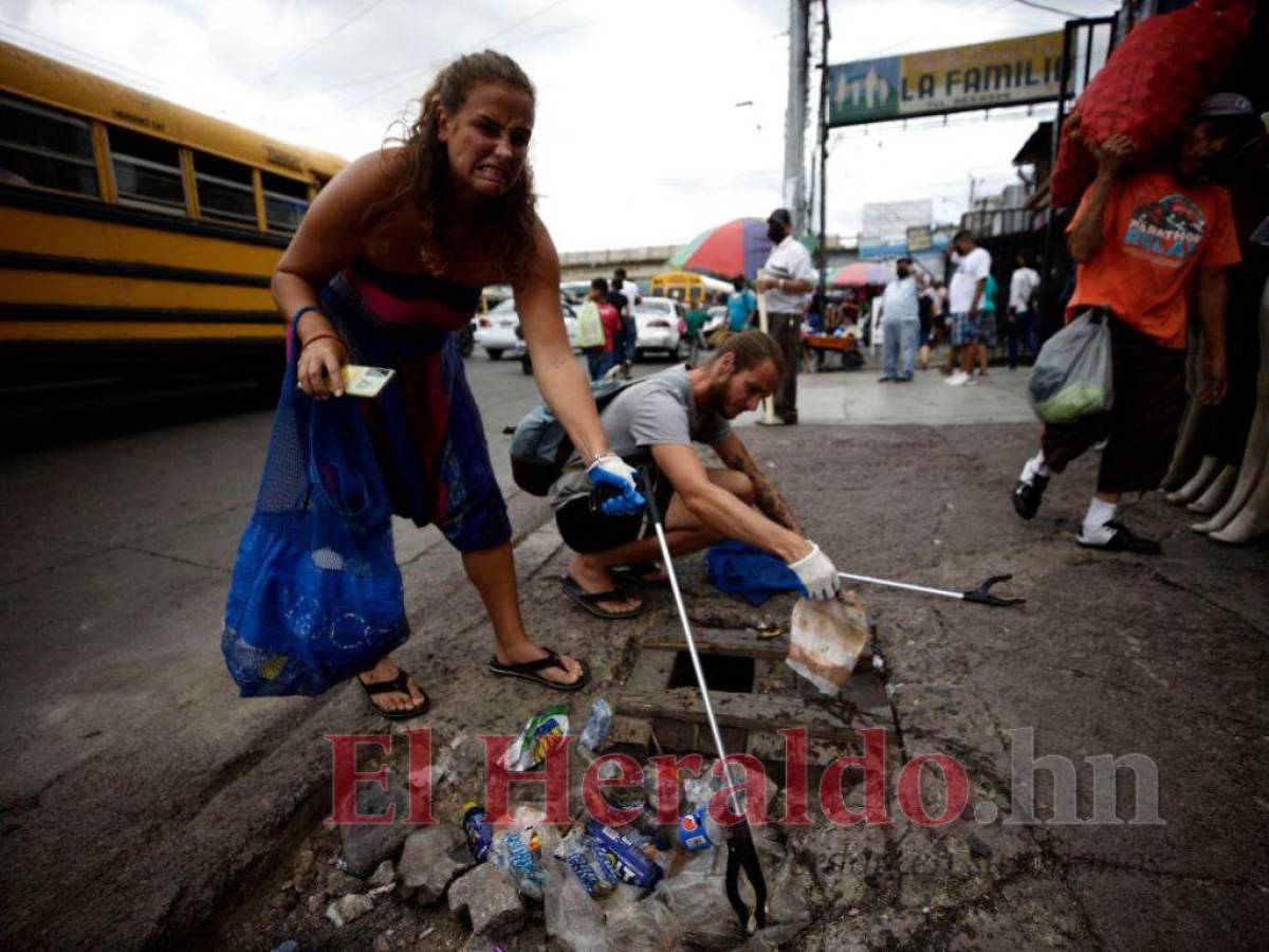 La labor de los turistas sorprendió a los hondureños, quienes tomaron su actividad como ejemplo.