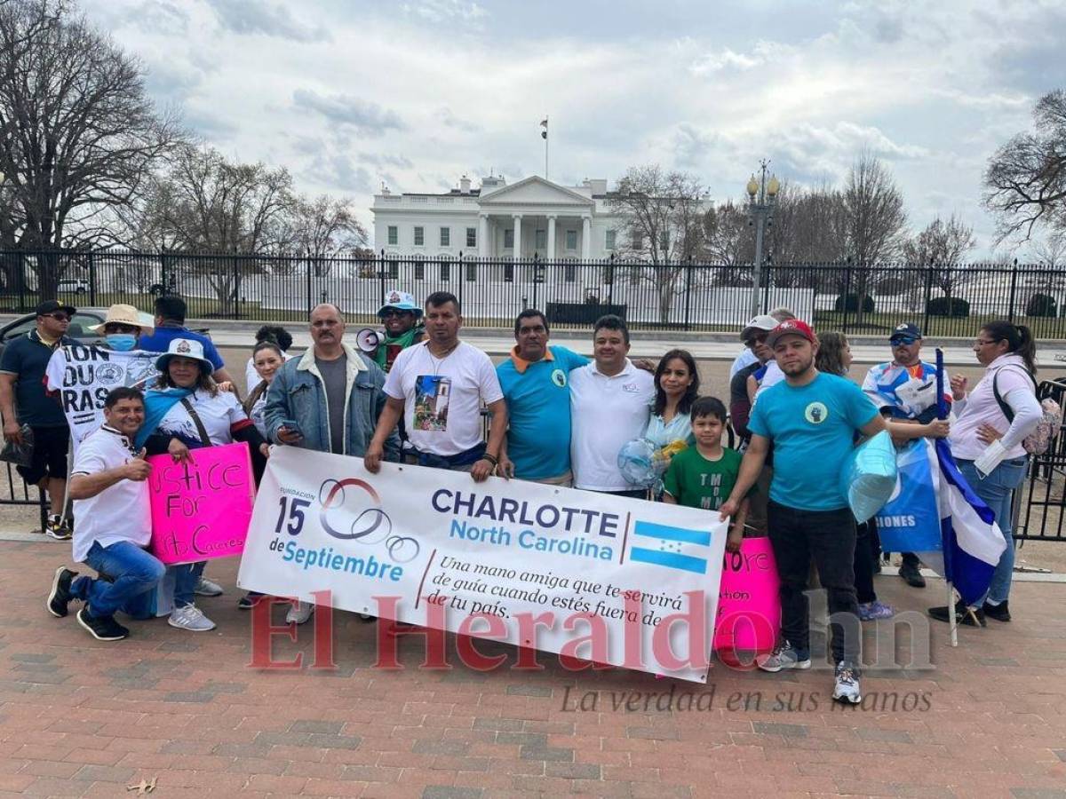 Juan Flores y otros hondureños llegaron desde diferentes ciudades para sumarse a la marcha. En la imagen aparecen justo frente a la Casa Blanca.