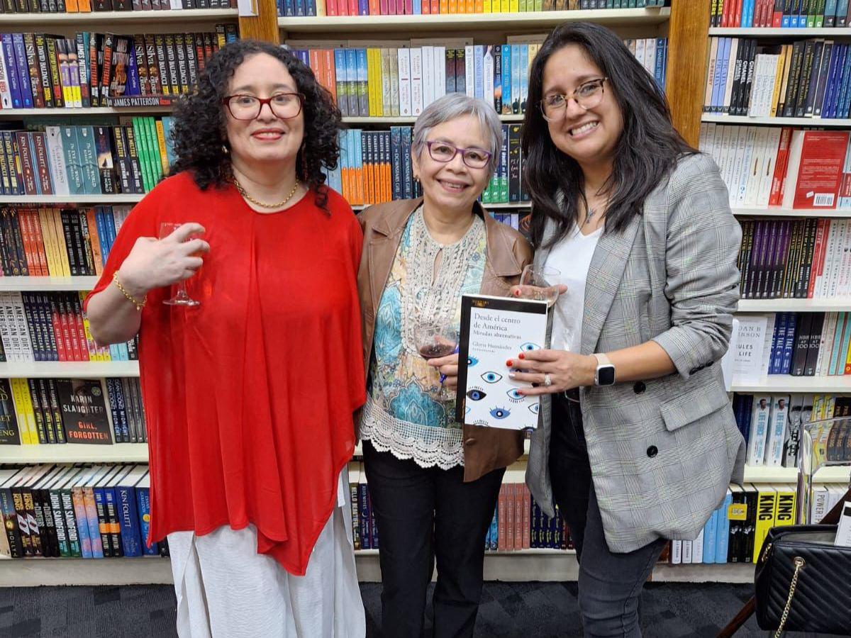 Jessica Isla, María Eugenia Ramos y Sara Rico-Godoy aparecen en esta antología con los cuentos “Correr desnuda”, “La cinta roja” y “Aquellos que fuimos”, respectivamente. Las escritoras han realizado presentaciones del libro en Unitec, el Centro Cultural de España y la librería Metromedia.