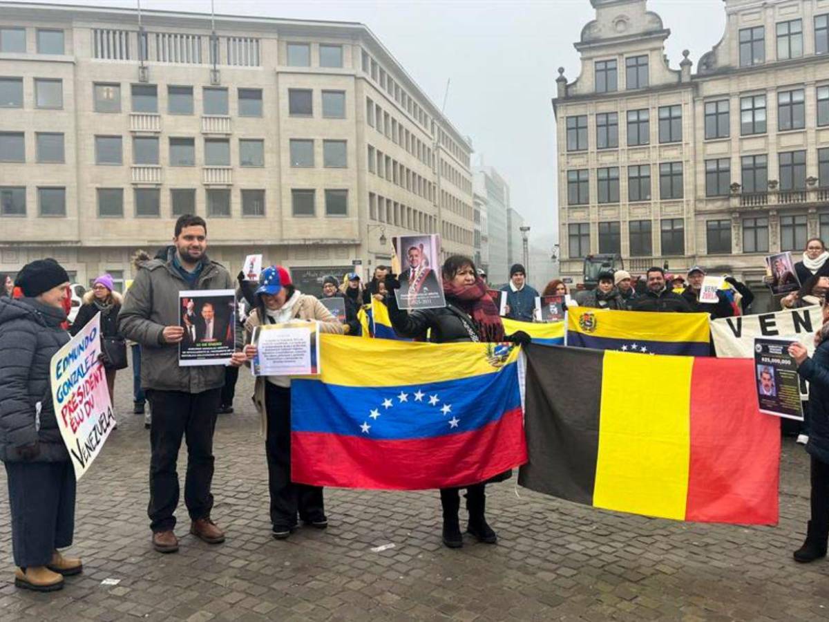 Lágrimas de impotencia y cadenas: venezolanos por el mundo protestan contra investidura de Maduro