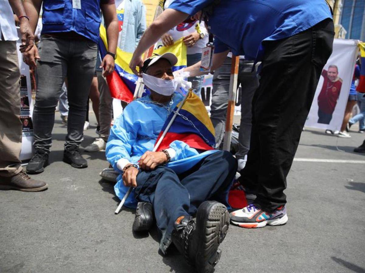 Lágrimas de impotencia y cadenas: venezolanos por el mundo protestan contra investidura de Maduro