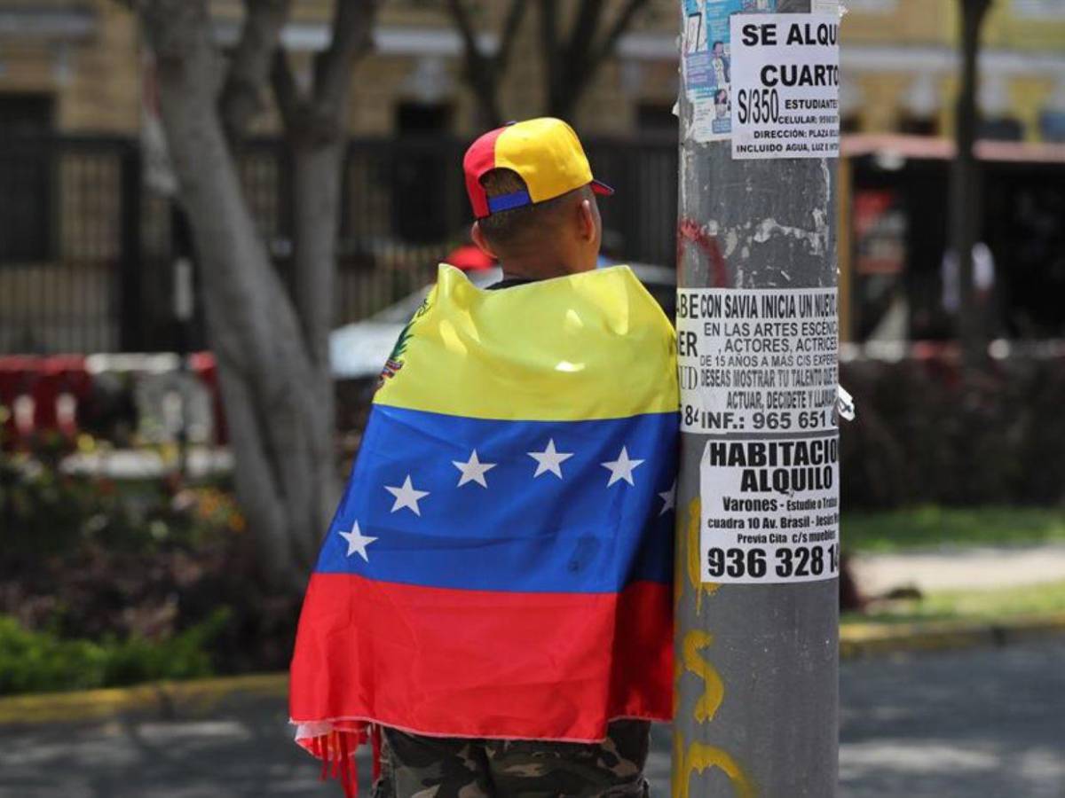 Lágrimas de impotencia y cadenas: venezolanos por el mundo protestan contra investidura de Maduro