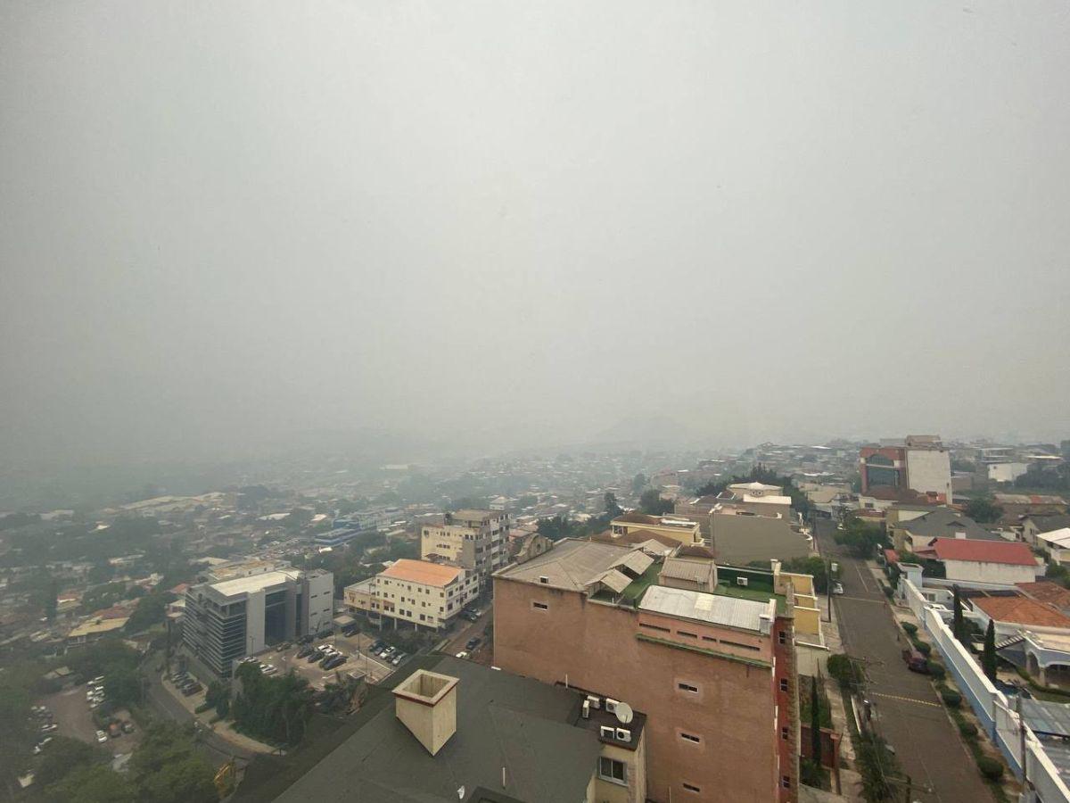 Empleados públicos regresan a teletrabajo por altos niveles de contaminación