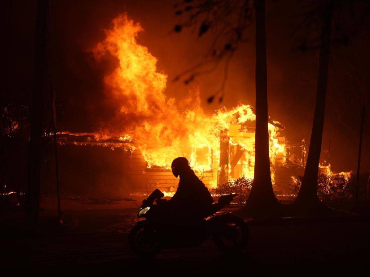 ¡Impactantes imágenes! Se agrava la situación de los incendios en Los Ángeles