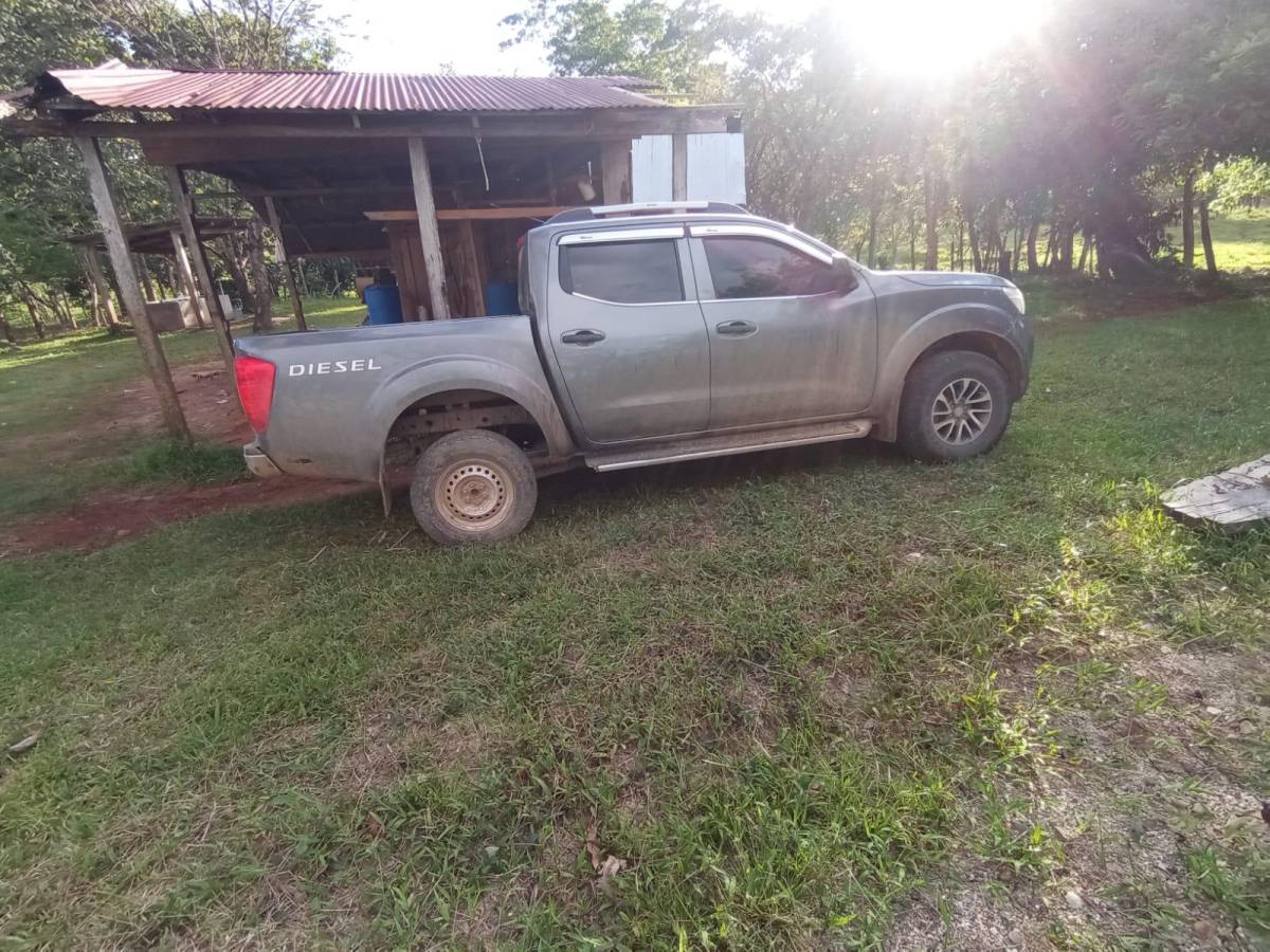 Dos vehículos tipo pick-up se encontraban en la finca al momento de llevar a cabo el aseguramiento.