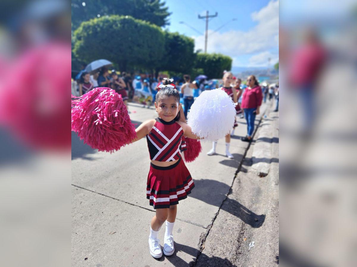 Bellas pomponeras ponen color y ritmo en los desfiles escolares de la capital este 2024