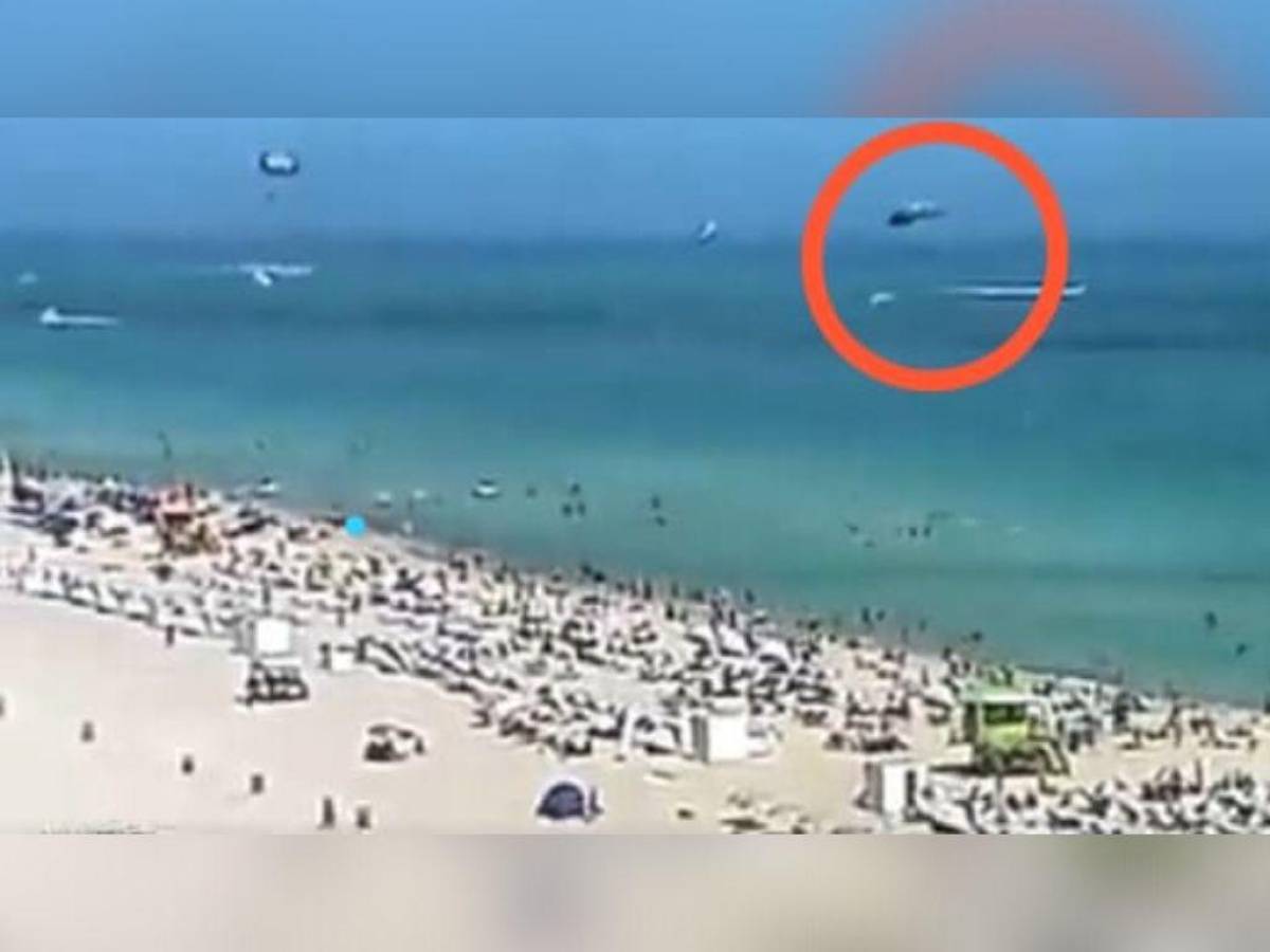 VIDEO: Helicóptero cae en playa repleta de turistas en Miami, Estados Unidos