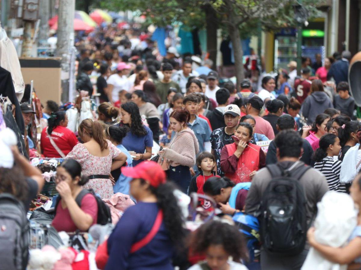 ¡Ni caminar se puede! Así se encuentra el Centro de la capital justo antes de Nochebuena