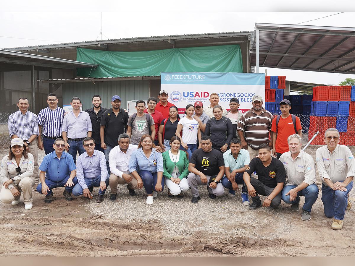 <i>El equipo de Agronegocios Sostenibles e INALMA apoyando a los agricultores locales.</i>