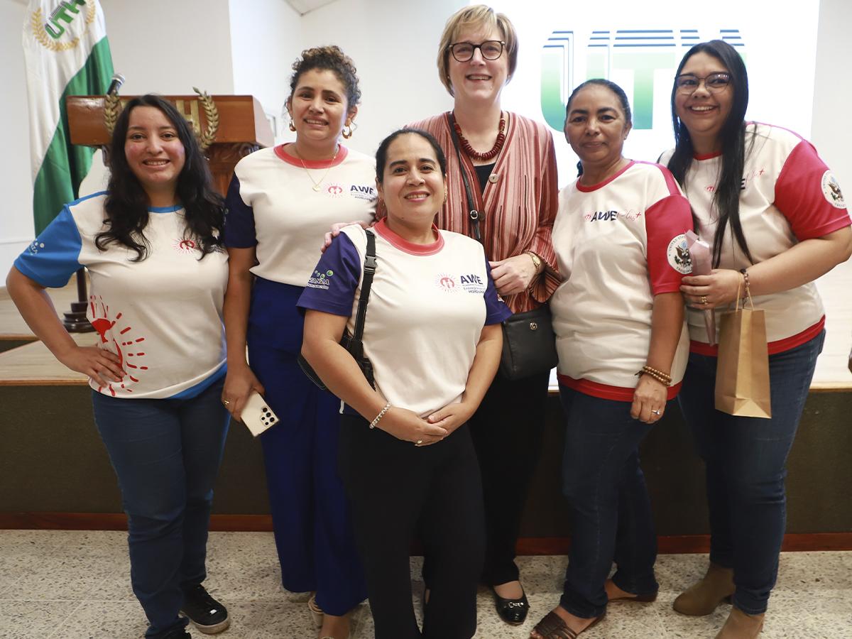 <i>Grupo de mujeres emprendedoras que ya forman parte del Programa AWE junto a la Embajadora de los Estados Unidos Laura Dogu.</i>