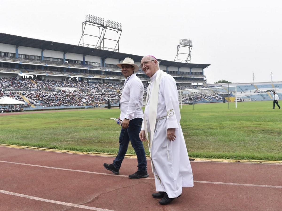 Momento en que Monseñor Ángel Garachana recorría el estadio para saludar al pueblo.