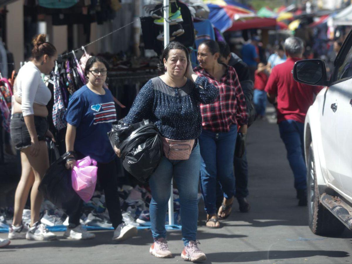 ¡Abarrotados! Capitalinos se aglomeran en los puestos de ropa usada en busca de estrenos