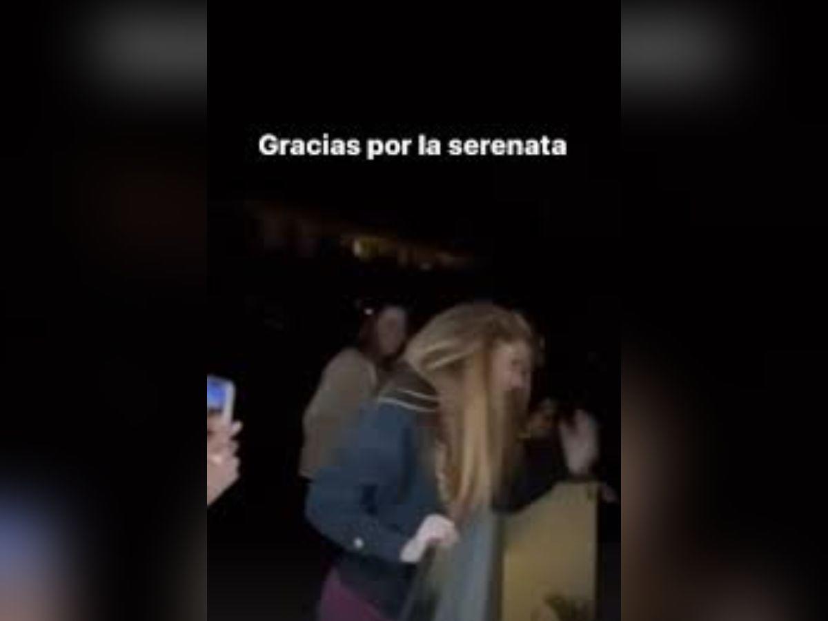 Fans de Shakira le llevan serenata de su éxito con Bizarrap