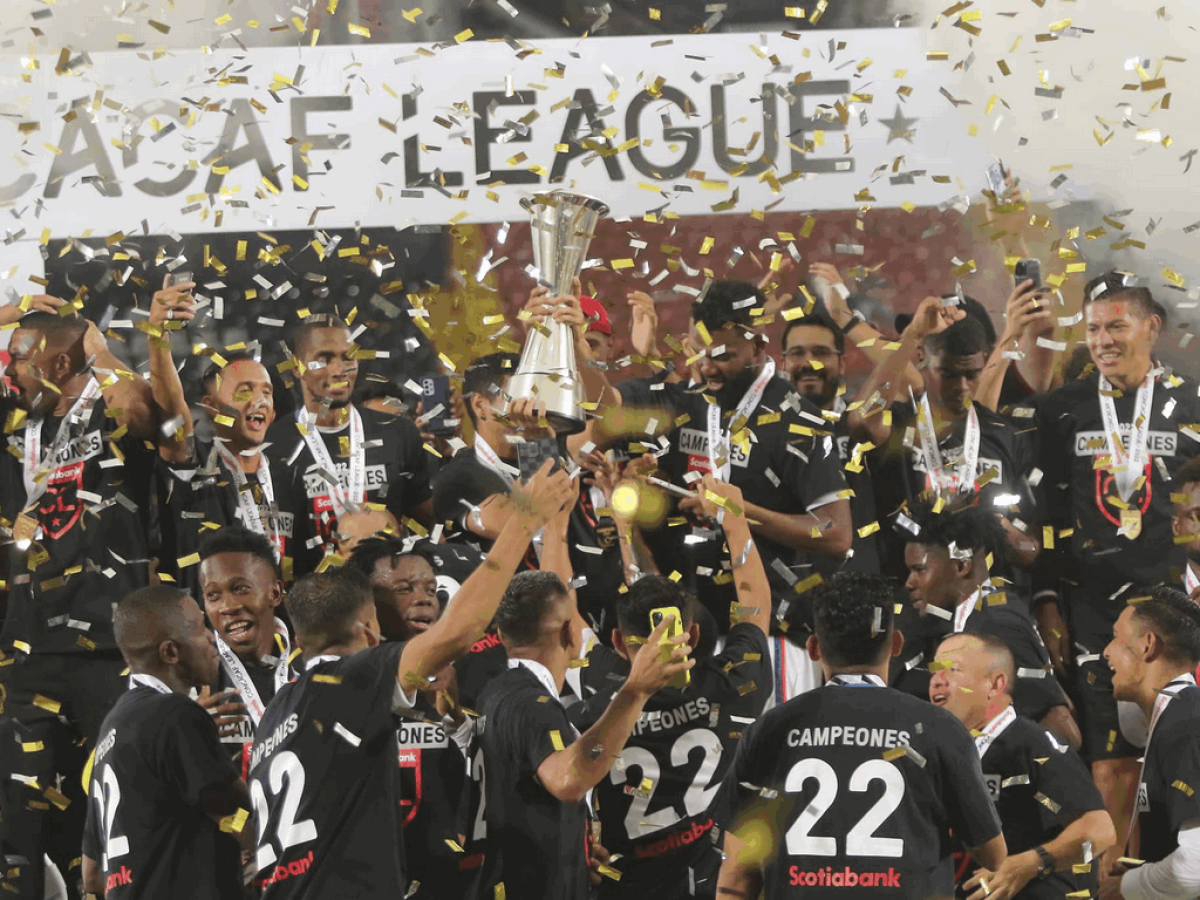 Así festejaron los jugadores del Olimpia su triunfo histórico en Costa Rica.