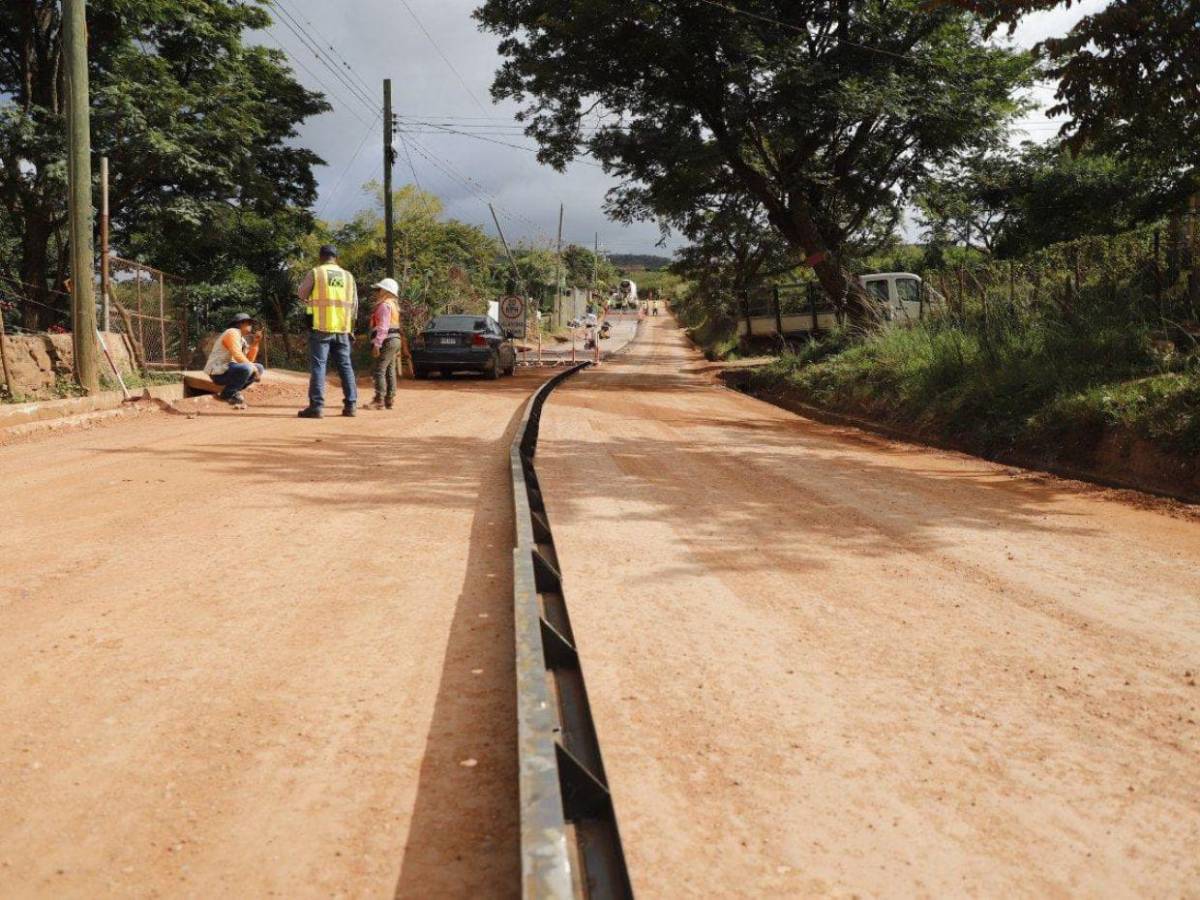 Así avanza la pavimentación de la carretera hacia la aldea de Azacualpa