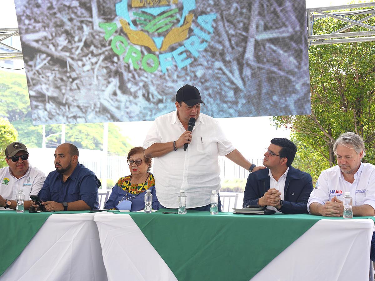 <i>La colaboración entre instituciones educativas y empresas privadas impulsa el desarrollo agrícola sostenible en Honduras.</i>