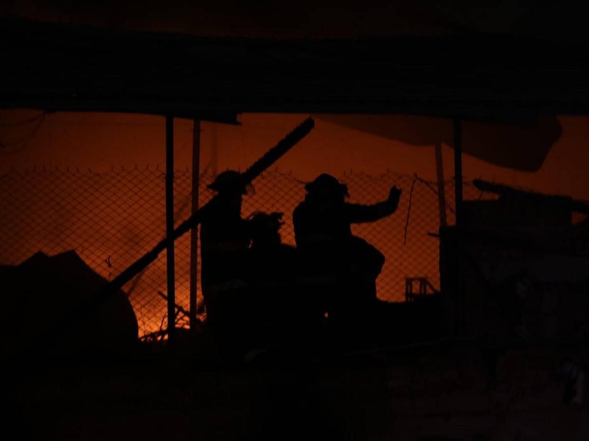 El cansancio entre bomberos tras horas de lucha contra incendio en mercado Las Américas