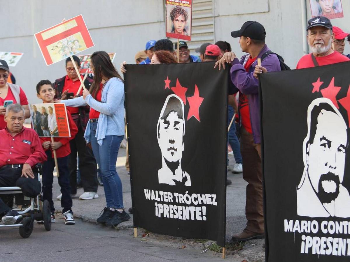 Entre protestas y resguardo policial celebran audiencia inicial contra Romeo Vásquez