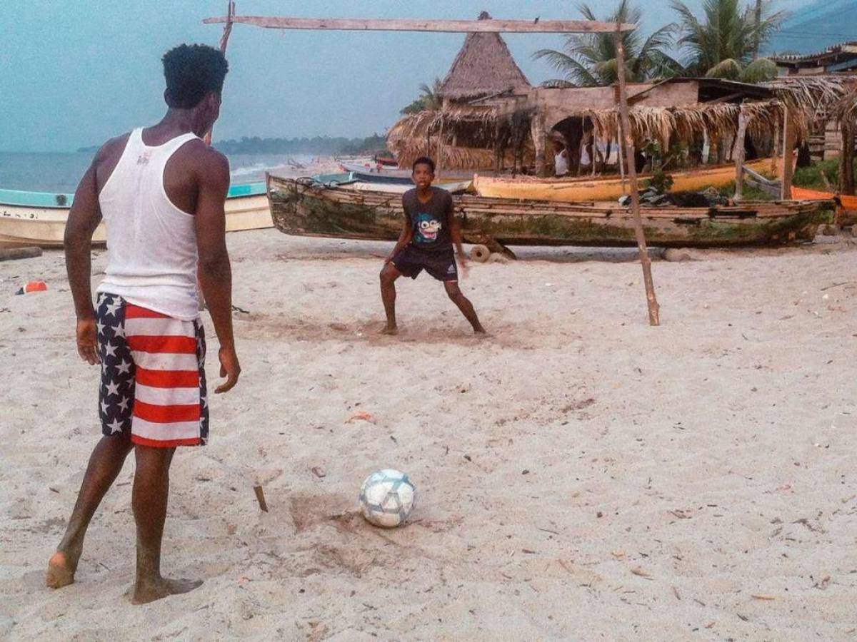 La selección masculina de fútbol playa sale a la cancha, la diaria