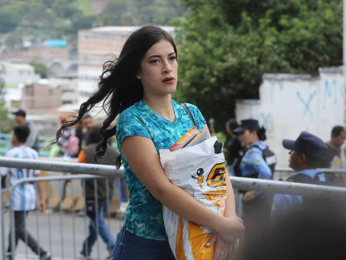 Novia de jugador del Motagua sorprende entre bellas chicas en el Nacional ¡Hubo descuido!