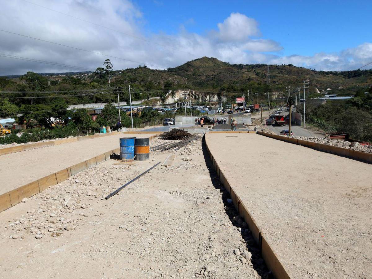 Así avanzan los trabajos de construcción de los puentes aéreos en Mateo