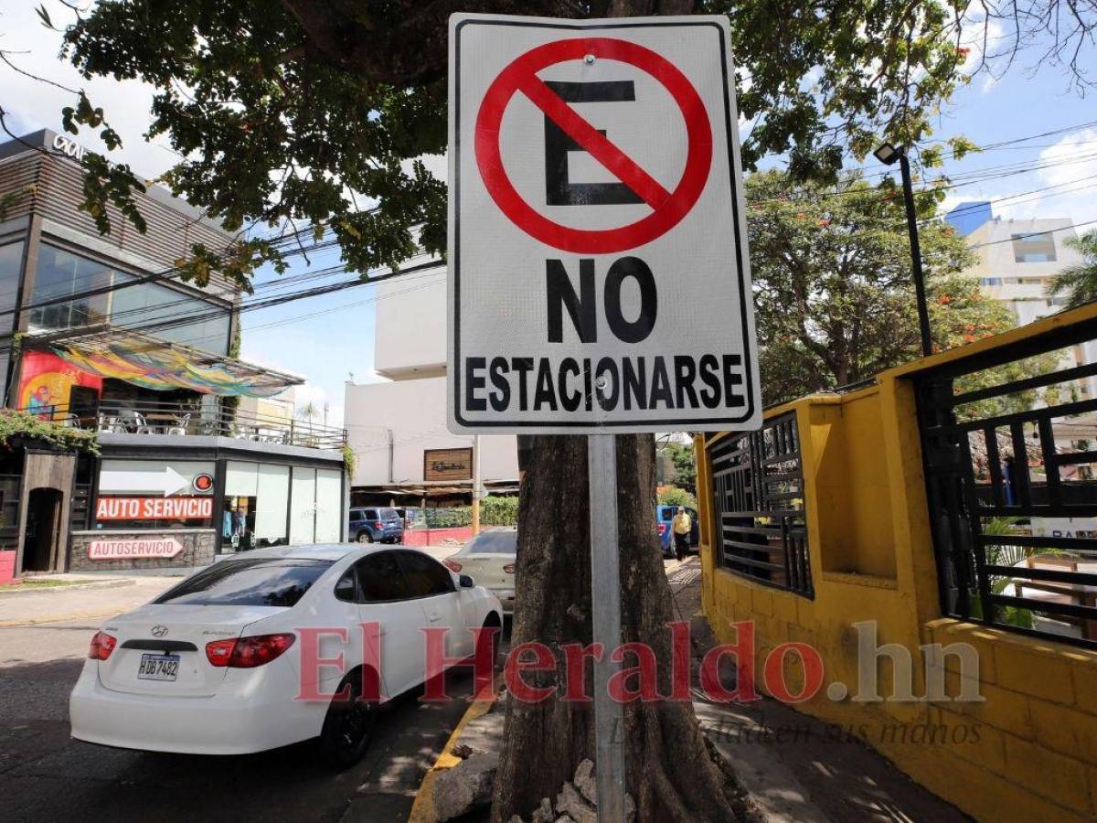 La AMDC advierte a los capitalinos que pagar un parqueador no lo exime del decomiso de su unidad, en caso de haber estacionado en un lugar prohibido.