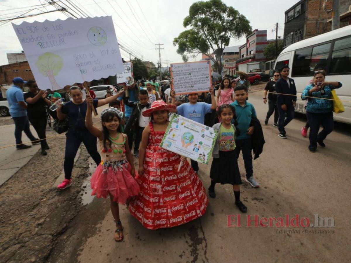 Los coloridos disfraces inundaron las calles capitalinas este lunes -5 de junio-.