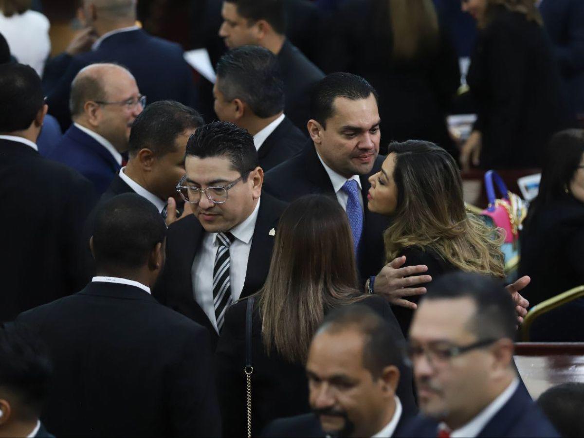 Momento en que diputados hicieron su ingreso al Hemiciclo en medio de abrazos y saludos.