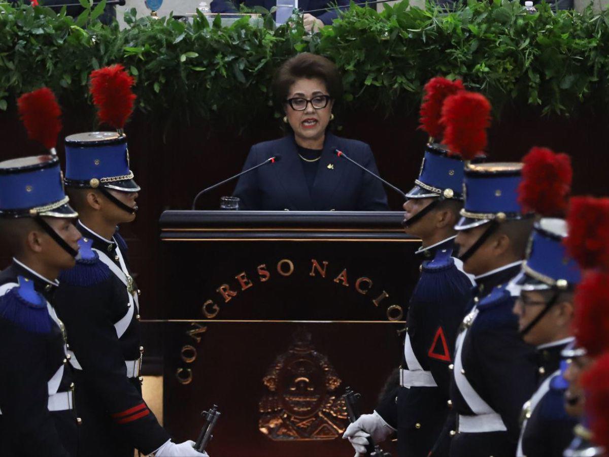 Momento en que Ráquel Obando pronuncia su discurso.