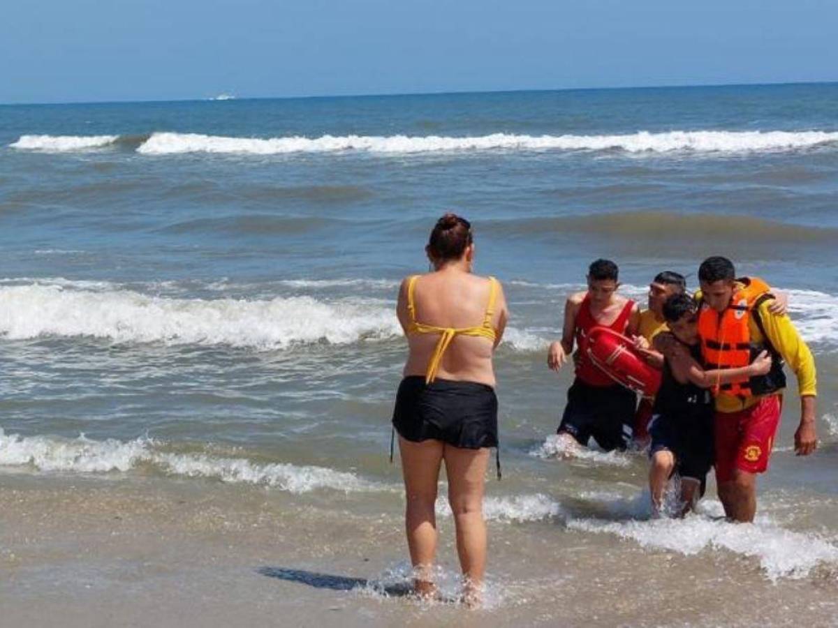 VIDEO: Así fue el rescate de tres menores que casi se ahogan en playa de La Ceiba