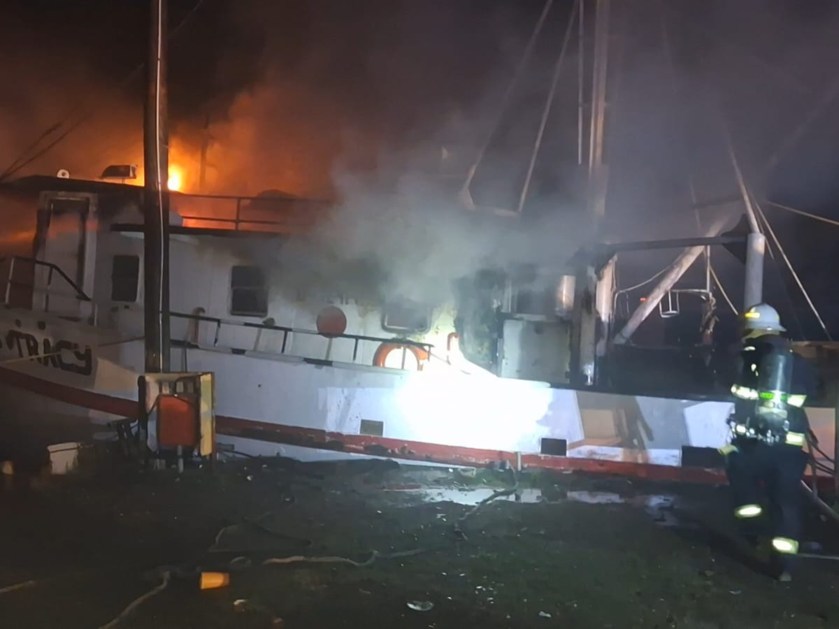 Voraz incendio consume embarcación en muelle de cabotaje de La Ceiba