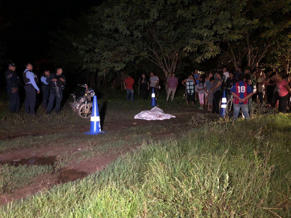 Los cuerpos quedaron tendidos en una calle.