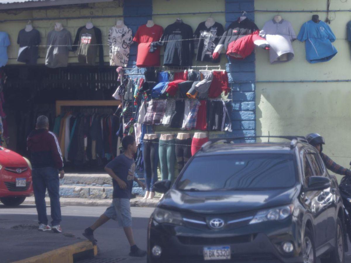 ¡Abarrotados! Capitalinos se aglomeran en los puestos de ropa usada en busca de estrenos