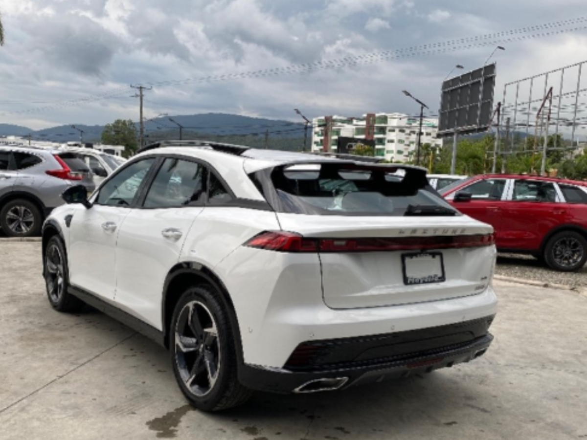 ¡De lujo! Familia de Eduardo Maldonado sorprende al regalar un carro nuevo ¿Cómo luce por dentro?