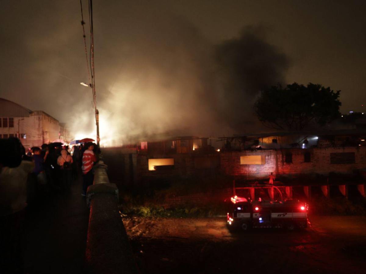 Vendedores claman por ayuda ante incendio en mercado Las Américas: “Estamos en cero”