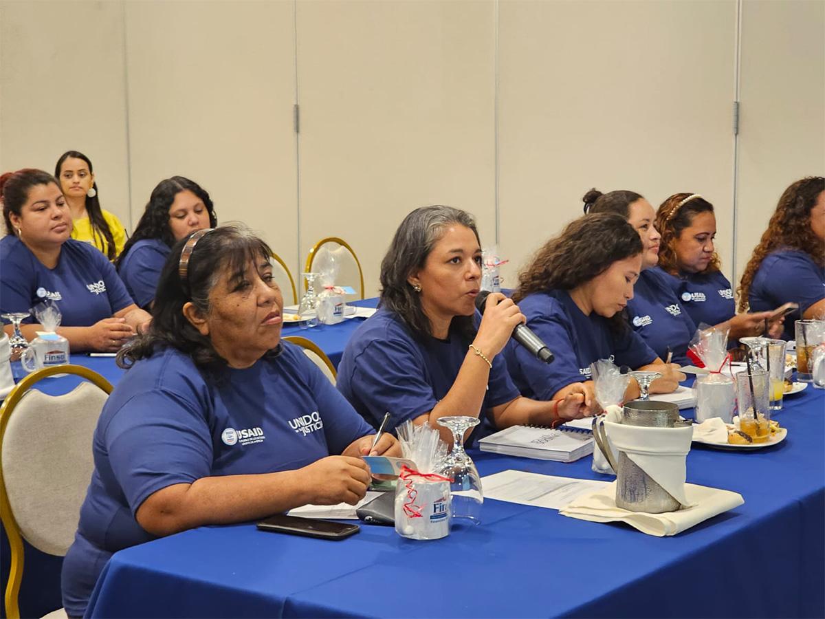 Las emprendedoras participaron en el taller financiero mejorando sus conocimientos acerca de la educación saludable.