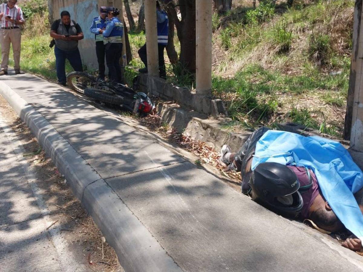 El cuerpo del infortunado motociclista quedó tendido en la cera, mientras su motocicleta salió disparada.