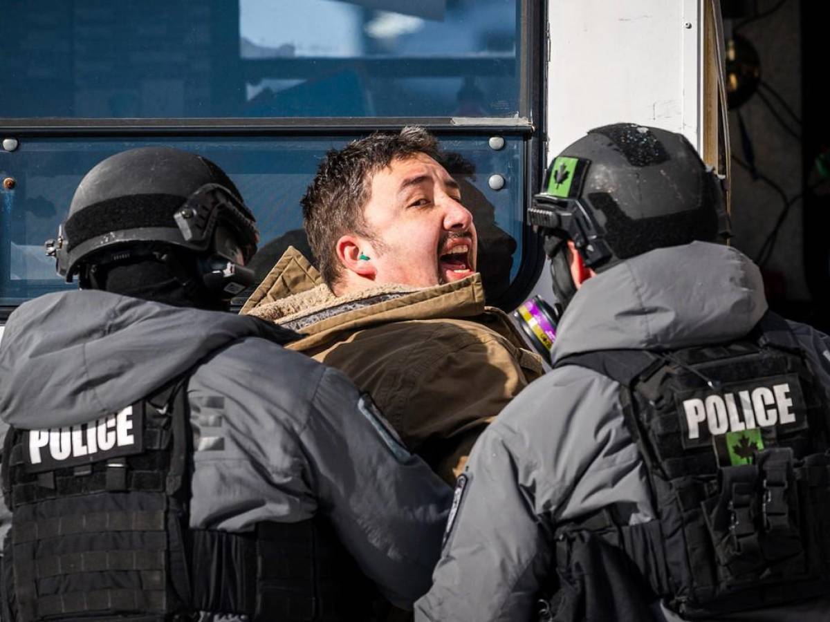 Policía de Canadá detiene manifestantes que se oponen a medidas sanitarias