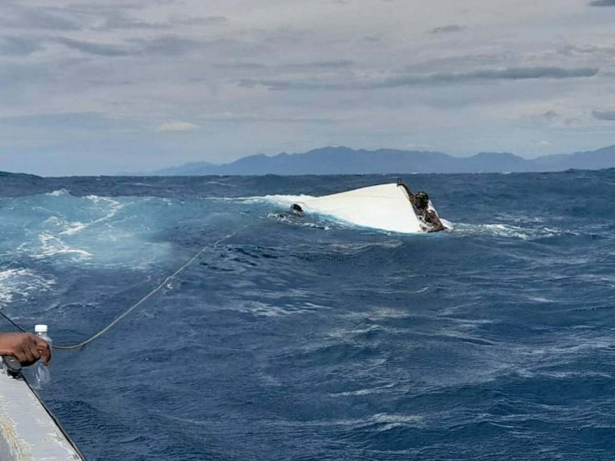 Con vida rescatan a cinco naufragos en Cayos Cochinos