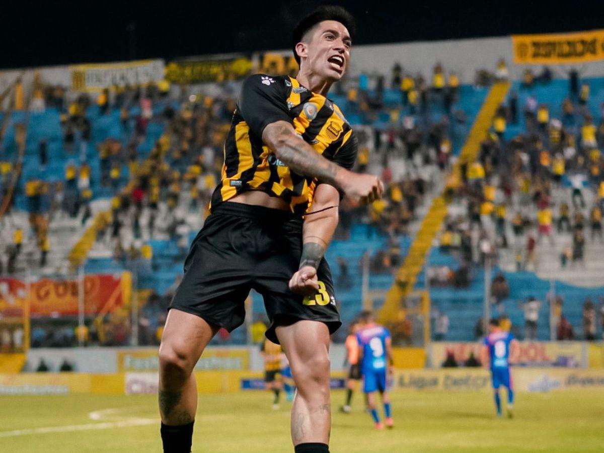 El argentino, Juan Vieyra, celebró a todo pulmón su gol con la Máquina.