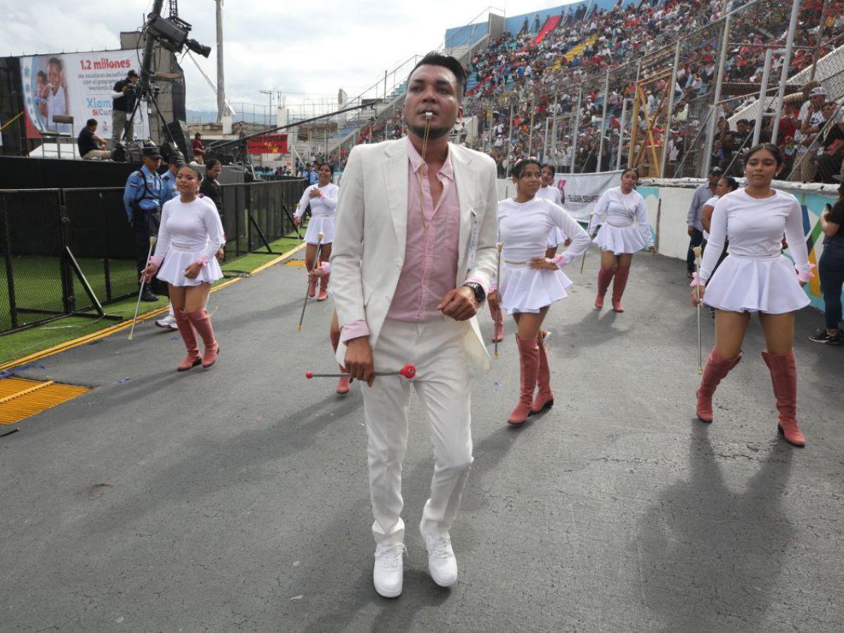 El instructor de las palillonas del Instituto Rafael Pineda Ponce ha causado sorpresa en el Estadio Nacional.