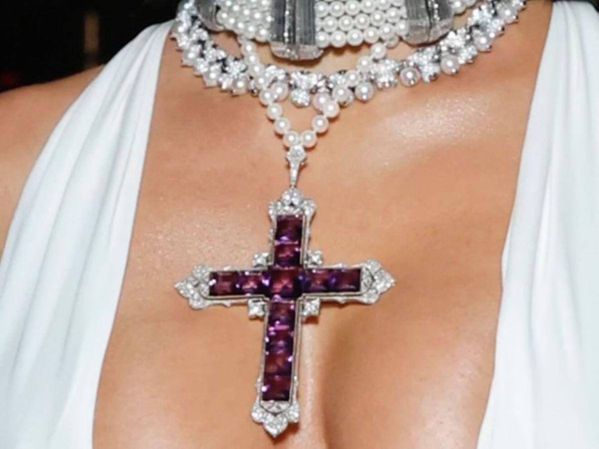 Critican a Kim Kardashian por “vulgar” uso del icónico collar cruz de Lady Di