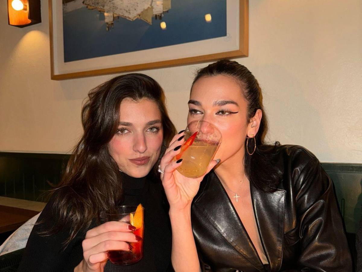 Anillo de diamantes y beso de Año Nuevo: ¿Dua Lipa está comprometida?