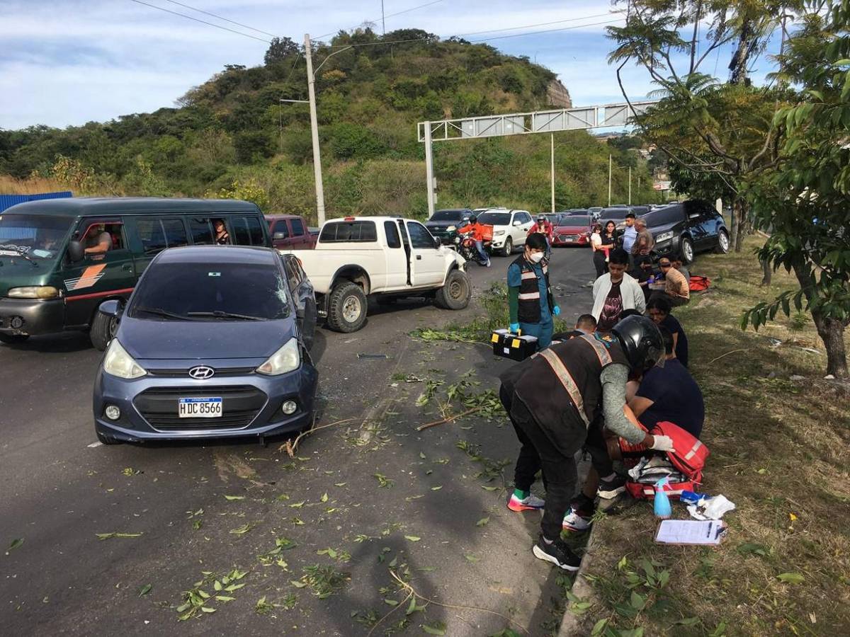 En contravía y sobre la mediana quedaron vehículos tras fuerte choque en anillo periférico