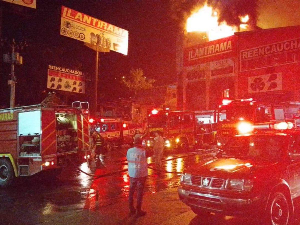 Los videos que dejó el infernal incendio en negocio del Hato de Enmedio