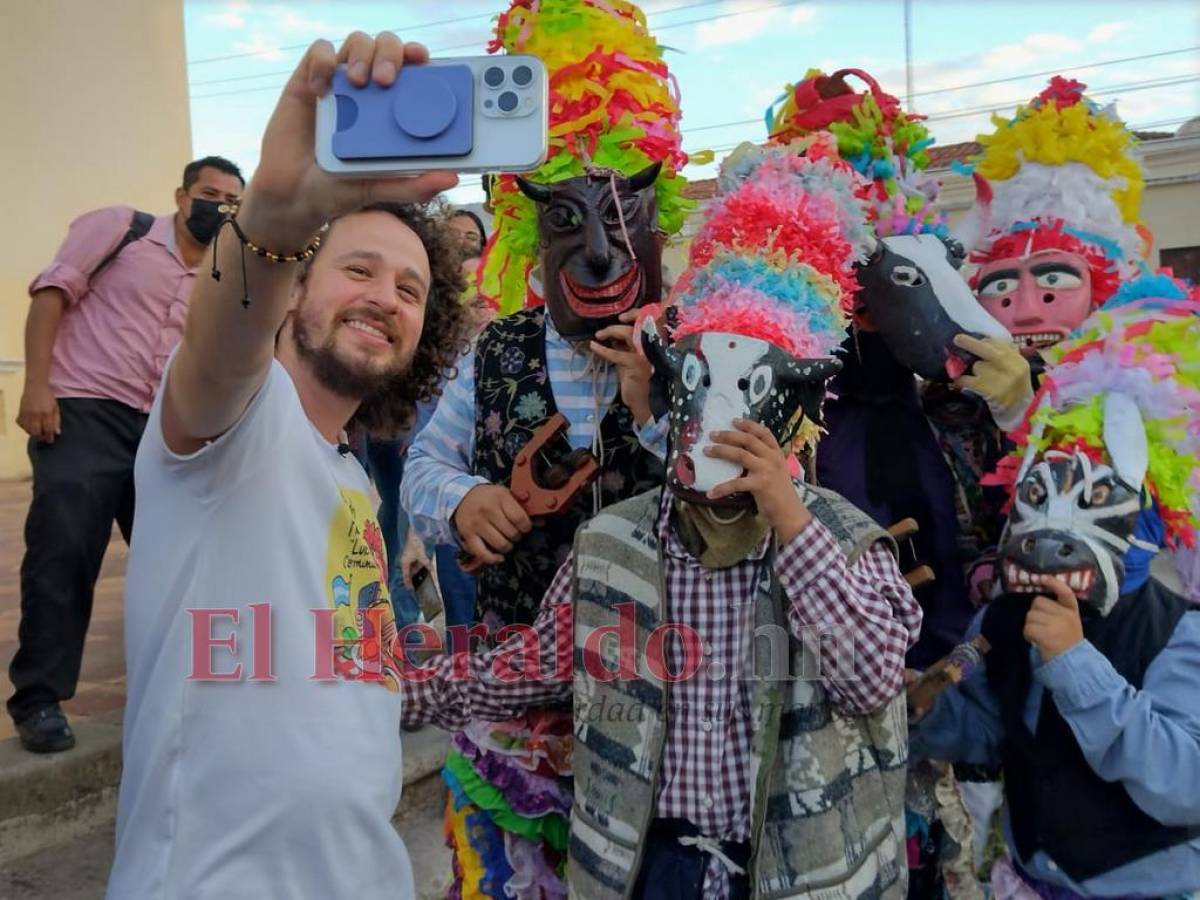 Luisito Comunica visita Comayagua para ver el reloj más antiguo de América