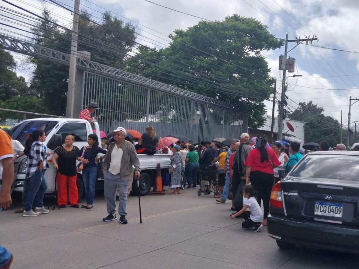 Desde las primeras horas de la mañana, largas filas de personas se forman alrededor de las oficinas de la alcaldía, extendiéndose a lo largo de varias cuadras.