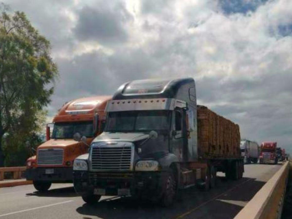 Varado transporte de carga pesada, amenazan con cerrar las fronteras